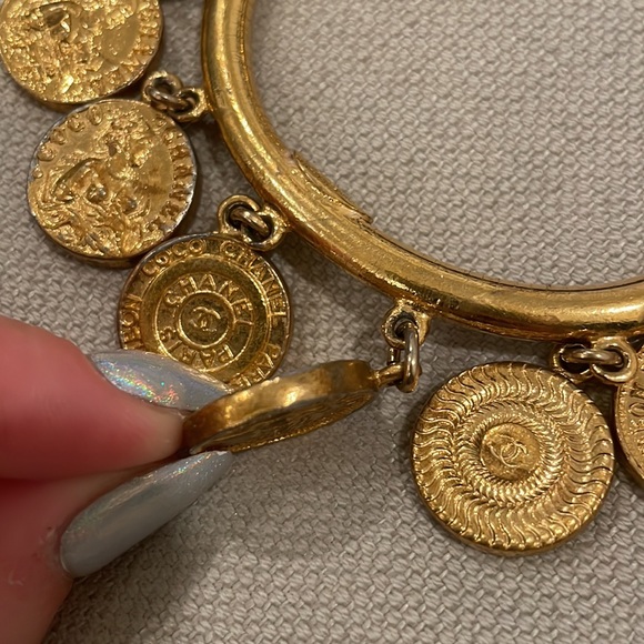 ❤️CHANEL❤️Vintage Medallion Cuff - Picture 16 of 16